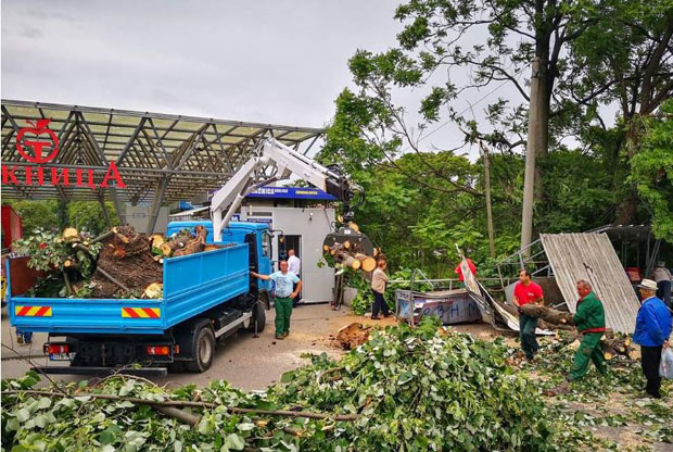 Невреме у Бањалуци: Снажан ветар рушио стабла и обарао штандове (ФОТО)